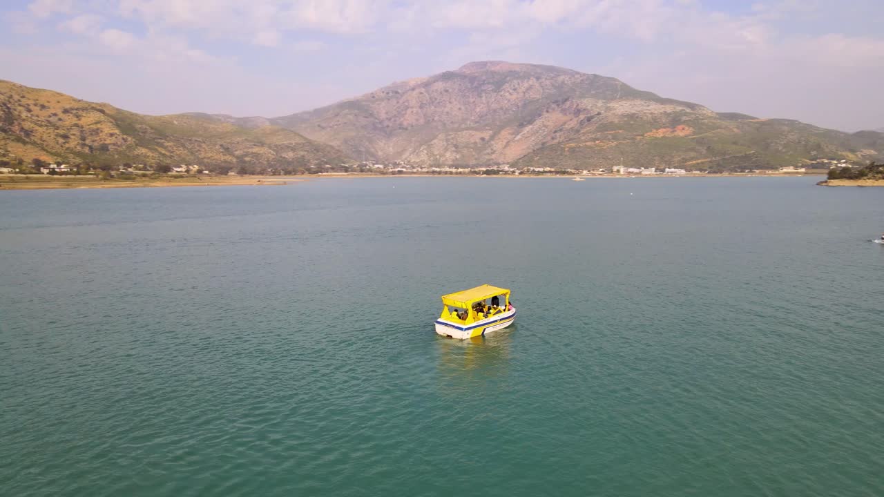 hermosa vista aérea de navegación con cielo de montañas y nubes