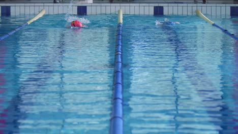 Nadadores-Entrenando-En-Una-Piscina