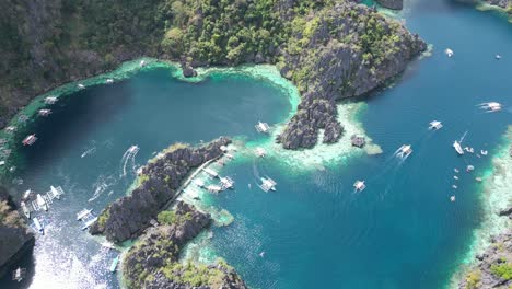 Tráfico-De-Barcos-Turísticos-En-Twin-Lagoon-Coron-Filipinas,-Vista-De-Drones