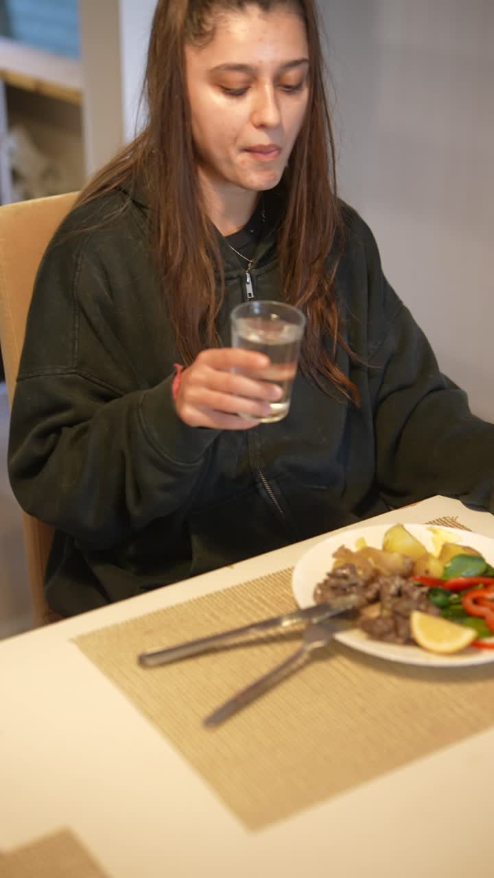 mujer almorzando en casa