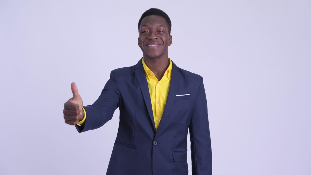 joven y guapo hombre de negocios africano en traje