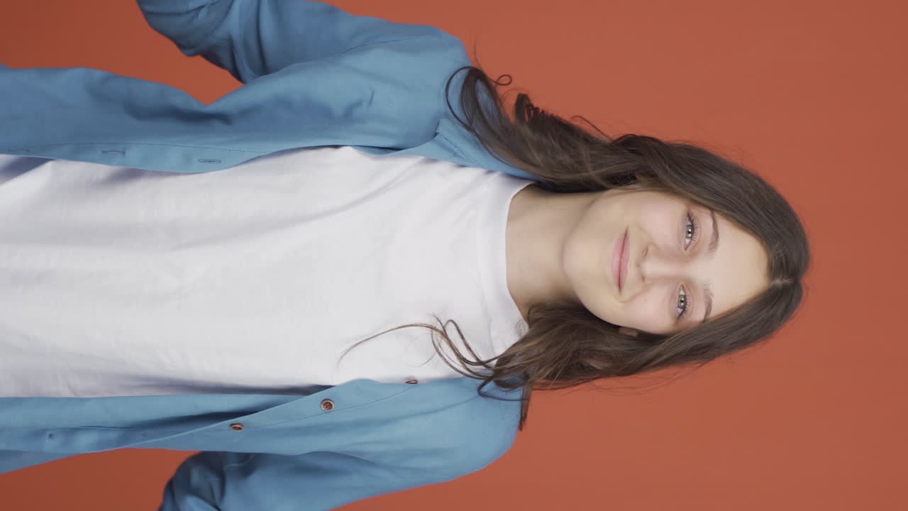 vídeo vertical de una mujer joven sin problemas de visión arroja gafas a la basura.