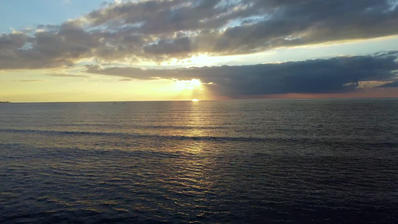 알바니아 해안선을 따라 일몰 공중에서 아드리아 해로 천천히 밀어 넣습니다.