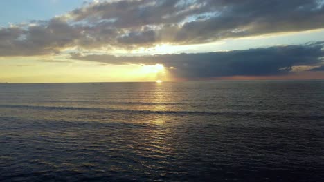 empuje lento hacia el mar adriático al atardecer antena a lo largo de la costa albanesa