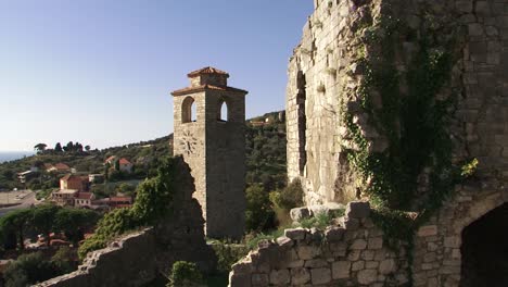 antigua torre del reloj dentro de una fortaleza de piedra