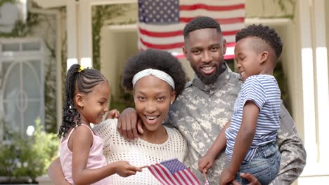 Retrato-De-Un-Feliz-Soldado-Afroamericano-Abrazando-A-Su-Familia,-En-Cámara-Lenta
