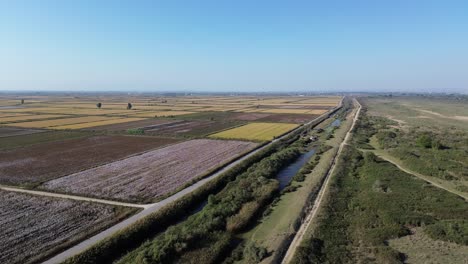 Spektakuläre-Landschaftliche-Ruhe:-Eine-Filmische-Reise,-Die-Die-Majestätische-Deltaregion-Griechenlands-Aus-Der-Luftperspektive-In-4K-Einfängt