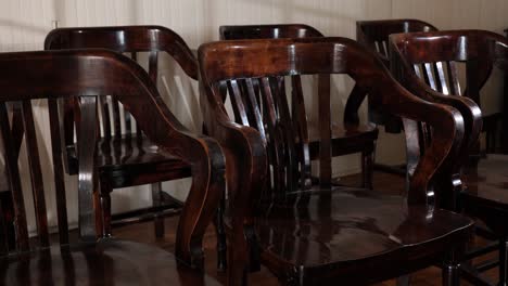 sillas de madera en un palco de jurado