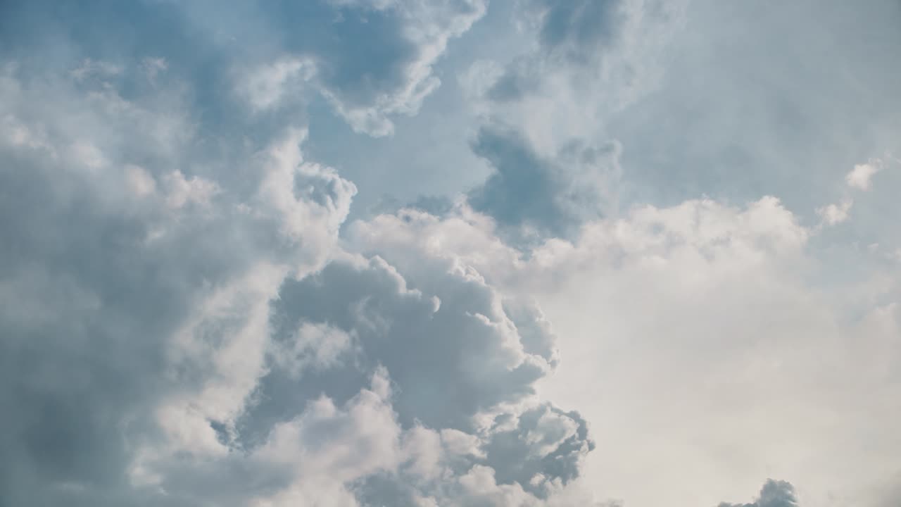 푸른 하늘에 두꺼운 구름 덩어리, 시간 경과