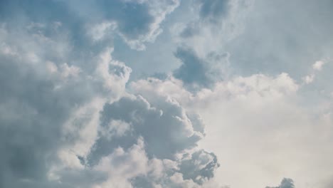 gruesos grupos de nubes en el cielo azul, lapso de tiempo