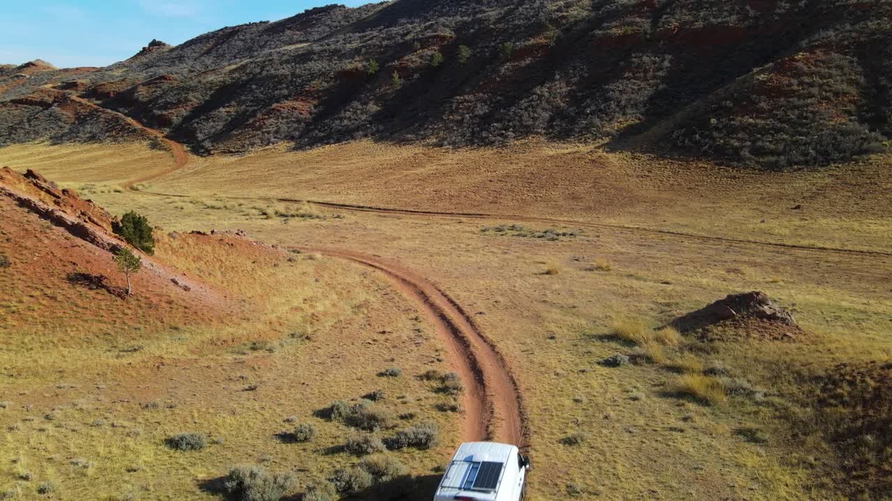 클립 하단으로 진입하는 밴의 라이징 샷