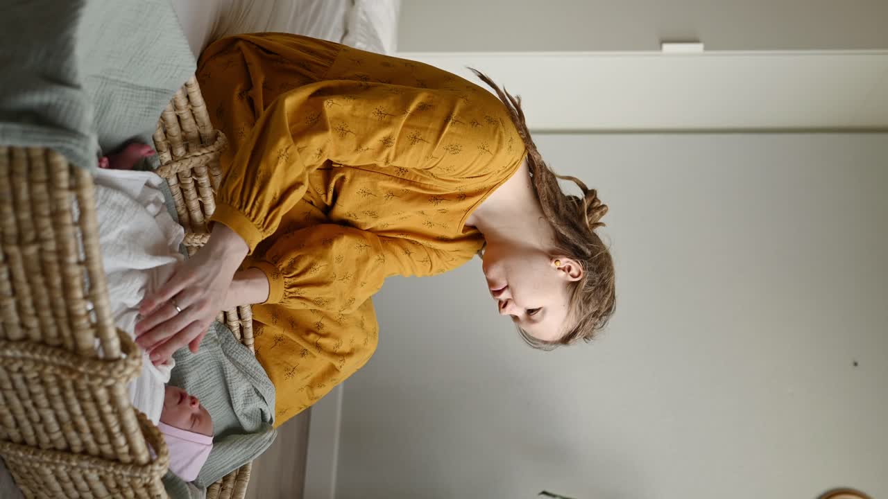 아기 와 함께 침대 에 있는 행복 한 어머니 와 함께 침대 에 있는 아기