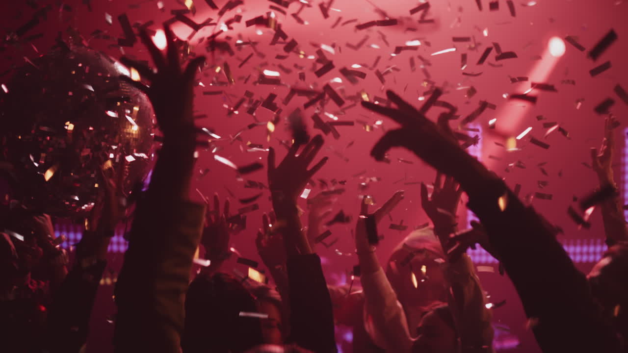 fiesta en un club nocturno con confeti
