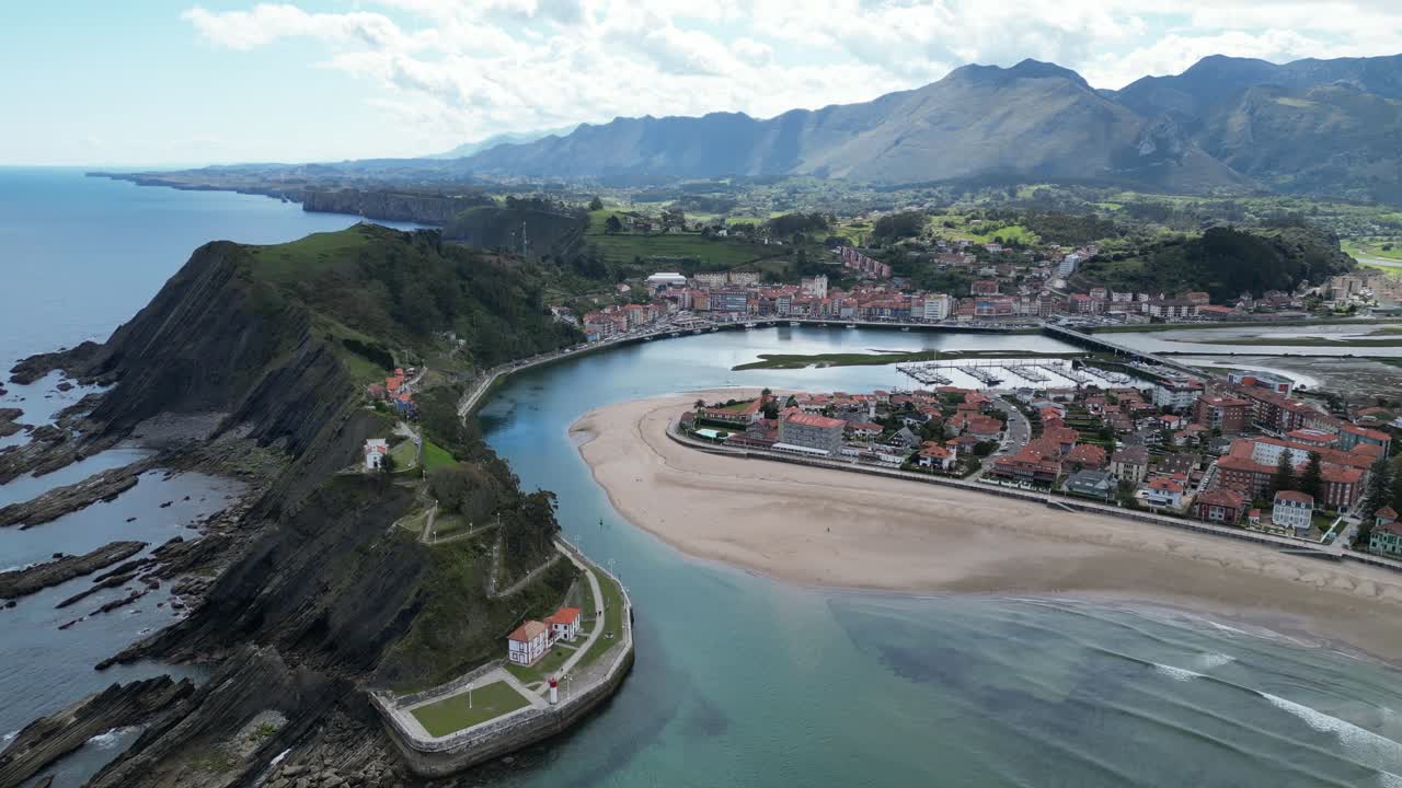 acantilados de ribadesella y ciudad costera en asturias, norte de españa - aérea 4k