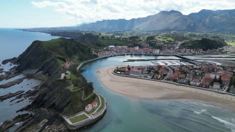 Acantilados-De-Ribadesella-Y-Ciudad-Costera-En-Asturias,-Norte-De-España---Antena-4k