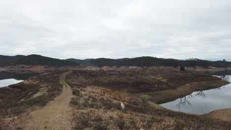 Einzugsgebiet-In-Der-Algarve,-Schöne-Berge-Im-Hintergrund