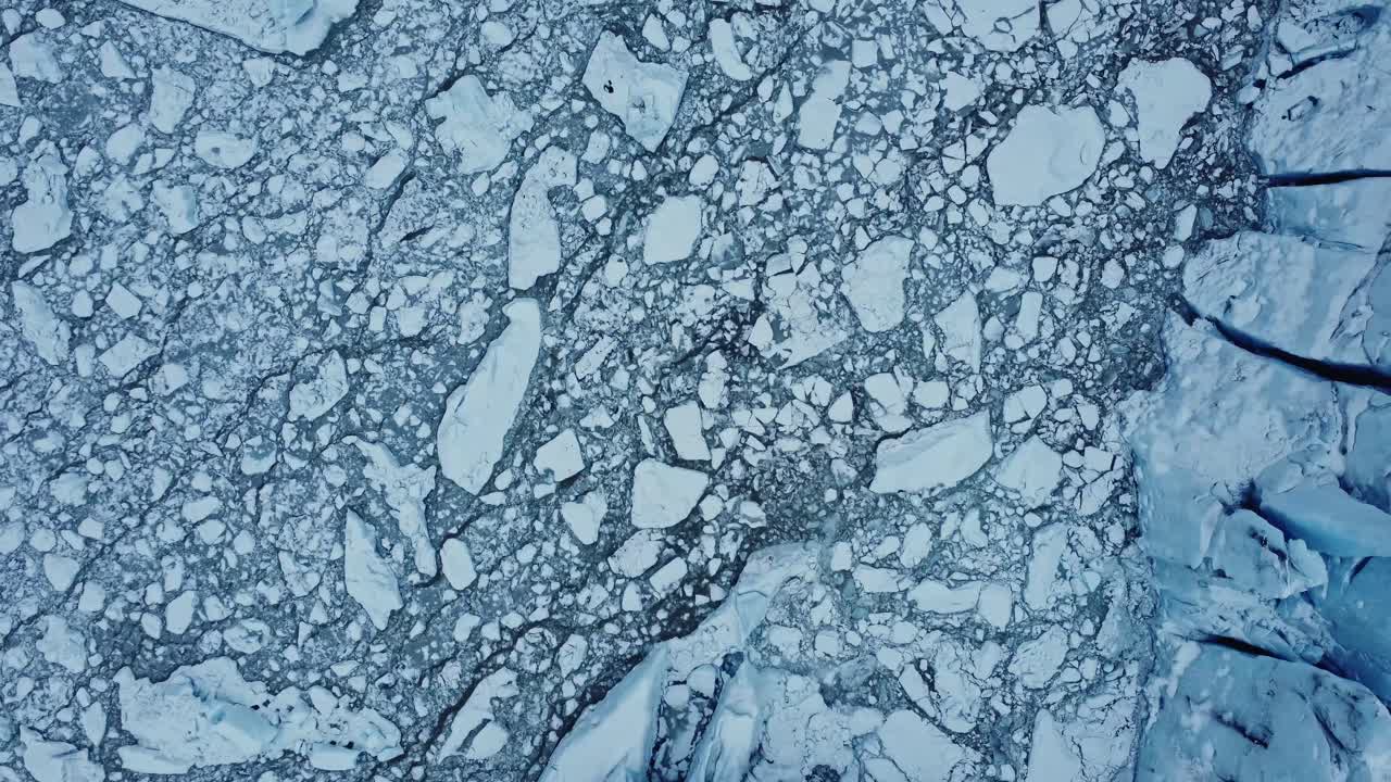 ladera de montaña nevada en un sombrío día de invierno