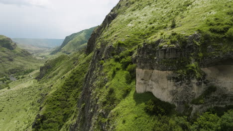 Naturaleza-Tranquila-Con-Montañas-Escarpadas-En-El-Río-Kura-Cerca-De-La-Fortaleza-De-Khertvisi,-Georgia