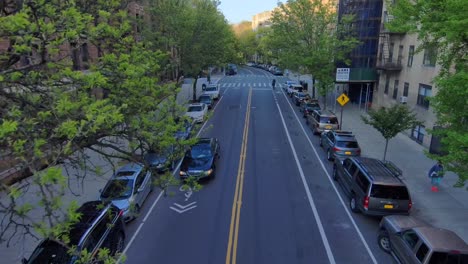 Vista-Aérea-of-people-banging-pots-and-pans-honking-and-clapping-thanking-nurses-and-doctors-on-New-York-streets-during-coronavirus-pandemic-4