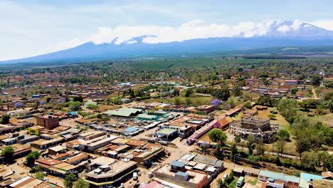 Ländliche-Dorfstadt-In-Kenia-Mit-Dem-Kilimandscharo-Im-Hintergrund