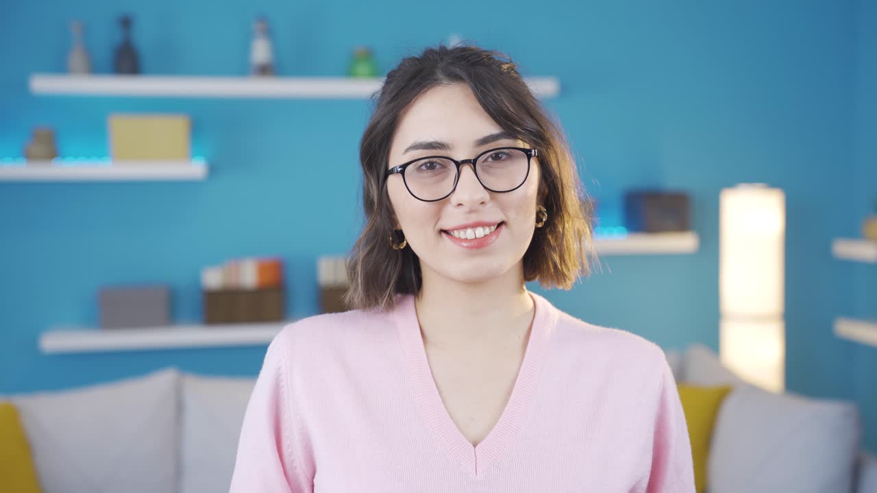 카메라를 바라보는 젊은 여성은 "아니요"라고 말하고 거절합니다.