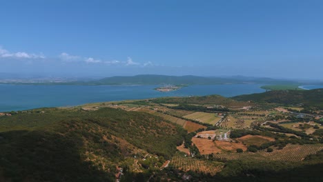 Ikonische-Filmische-Lagune-Monte-Argentario-Mit-Blick-Auf-Die-Antike-Altstadt-Orbetello-In-Der-Nähe-Des-Naturparks-Maremma-In-Der-Toskana,-Italien-In-Der-Nähe-Von-Grosseto-Im-Sommer-Mit-Blauem-Himmel