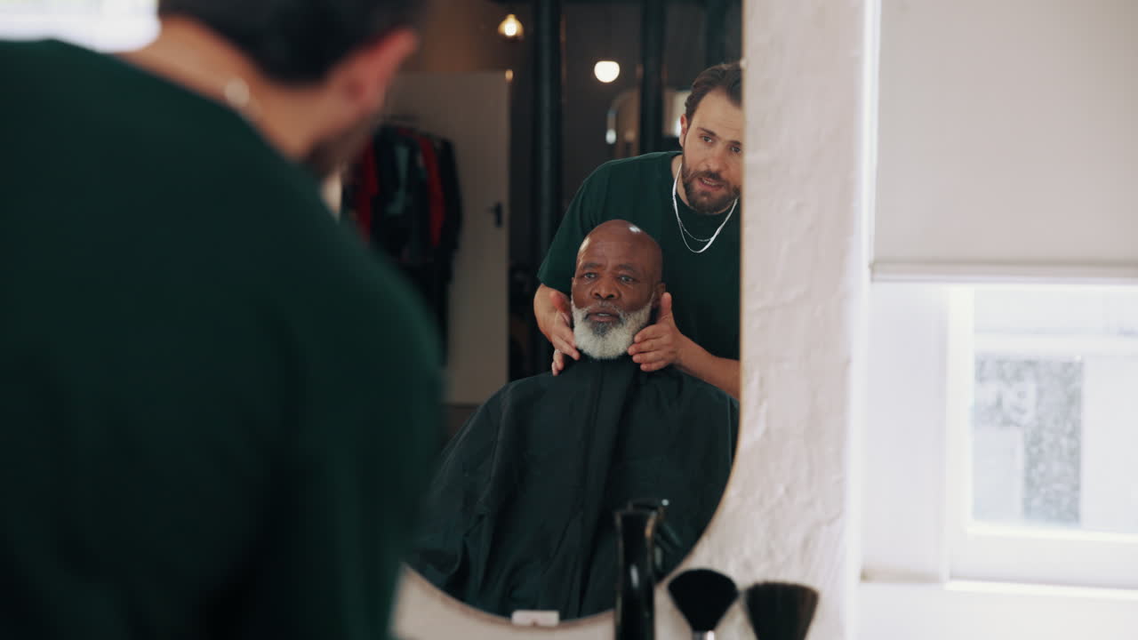 Barbier berät Kunden über seinen Bart in einem modernen Barbershop