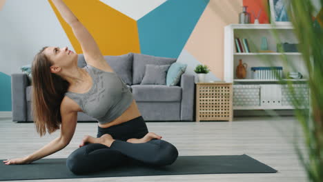mujer practicando yoga en casa