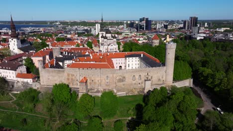 Un-Dron-Desciende-Para-Revelar-El-Castillo-De-Toompea-En-El-Casco-Antiguo-De-Tallin.