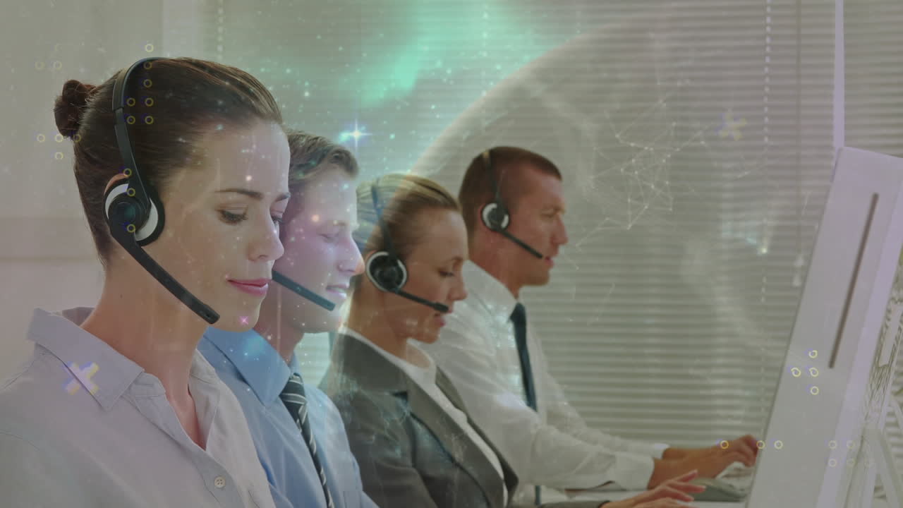 사무실에서 일하는 다양한 고객 서비스 임원들의 그룹을 통한 연결 네트워크의 세계