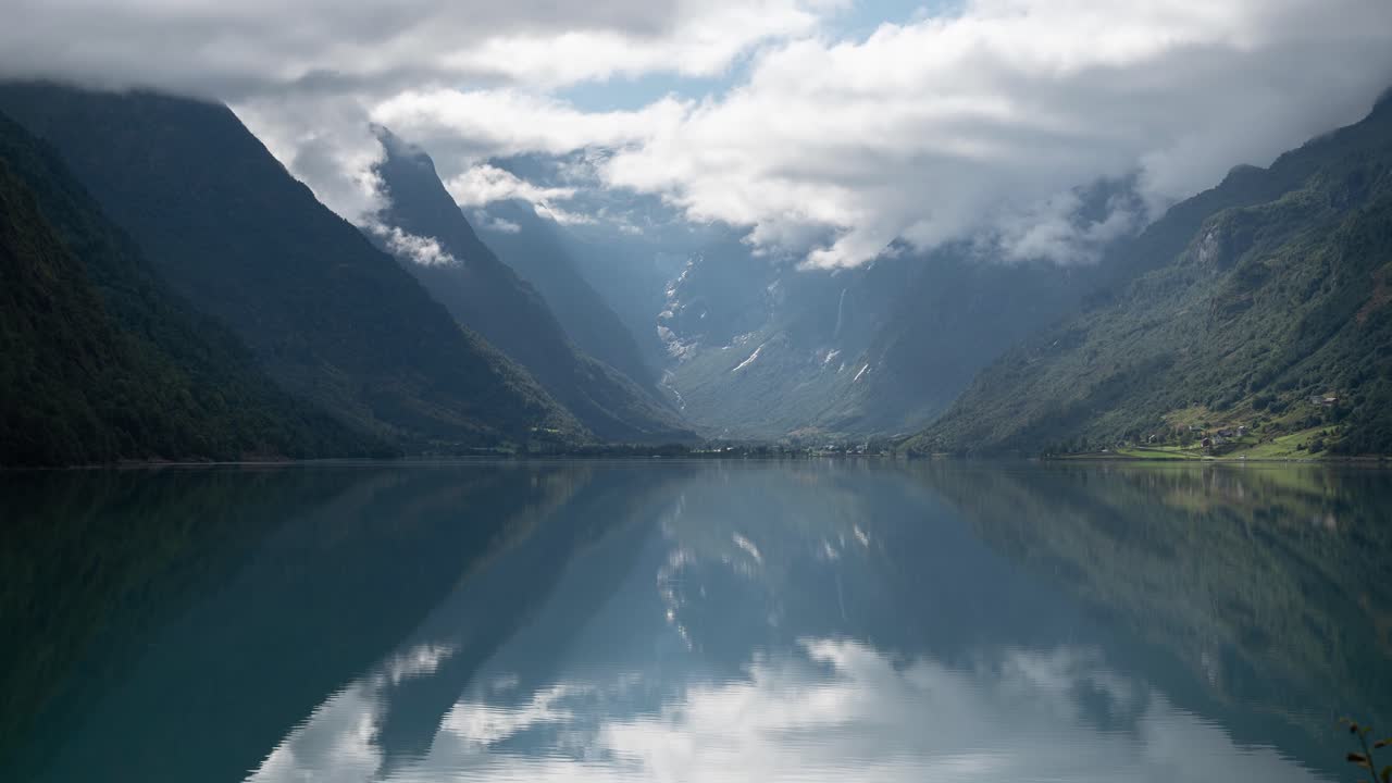 Norveç'teki Olden Gölü ve Briksdalsbreen Buzulu'nun hızlandırılmış videosu