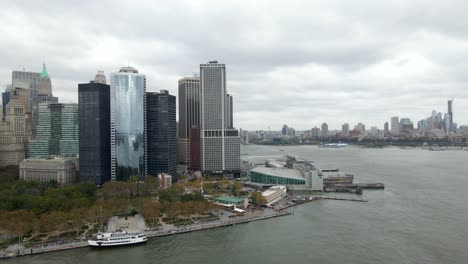 Vista-Aérea-Alrededor-De-La-Terminal-Whitehall-En-El-Bajo-Manhattan,-En-Cloudy-Ny,-Usa---Dando-Vueltas,-Disparo-De-Drones