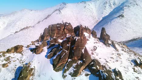 drone distancia de las montañas de invierno y las rocas 4k