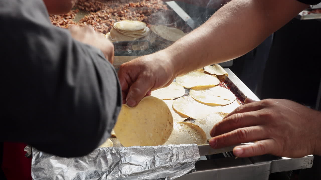 tacos mexicanos calentando tortillas para tacos al pastor