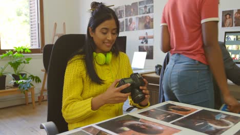 diseñadora gráfica mujer mirando fotografías 4k