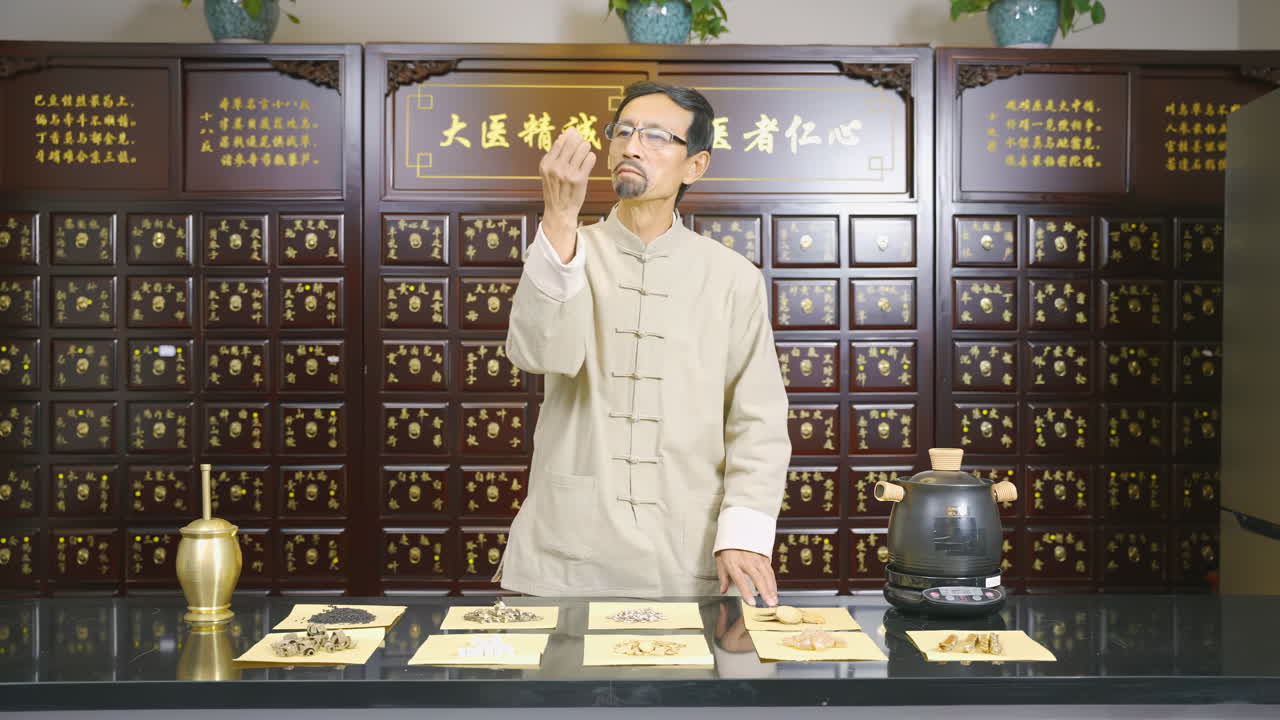 Retrato del dueño de una famosa tienda de medicina tradicional de pie en su establecimiento, rodeado de medicinas naturales, cuencos de hierbas herbales, picantes y medicinales.