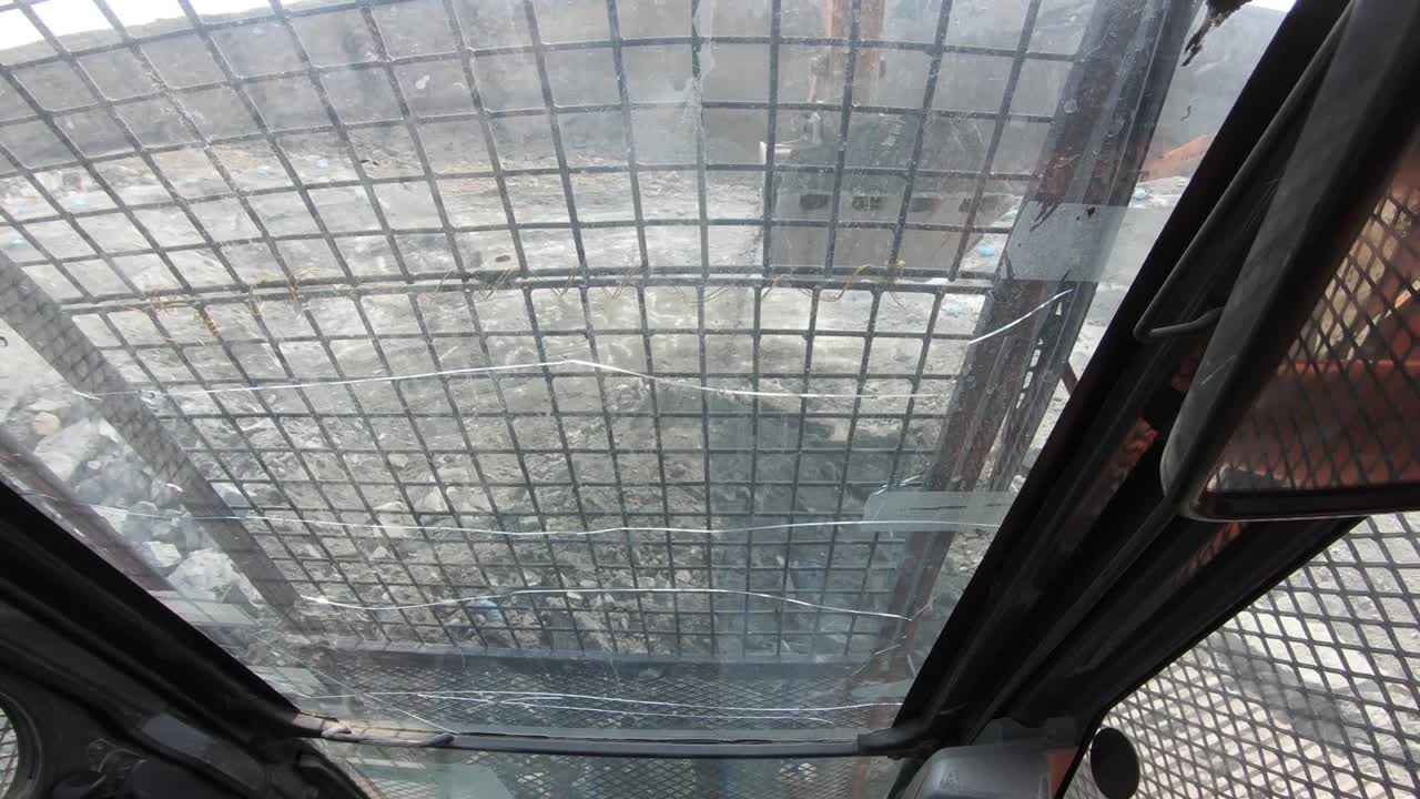 стрелял для тяжелой техники поднимая грохот и кладя его в пикап