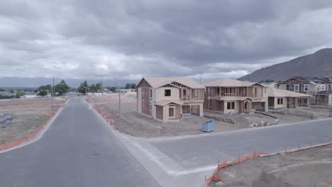 un avión no tripulado rodea elegantemente una casa parcialmente construida, ofreciendo una vista completa del progreso de la construcción desde algunos ángulos