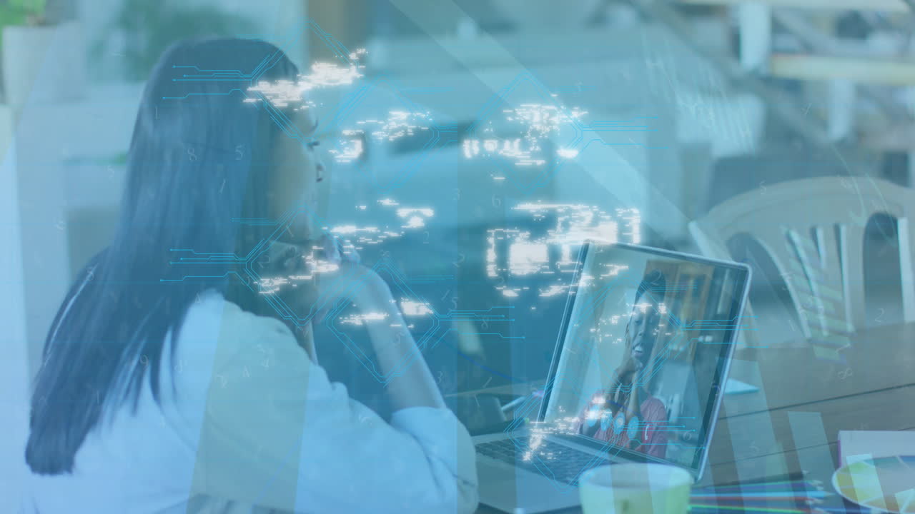 노트북 비디오 통화에 있는 여성 위에 있는 온라인 보안  ⁇ 락과 디지털 아이콘의 애니메이션