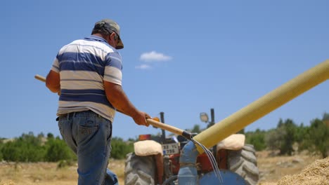 hombre en el campo de trabajo