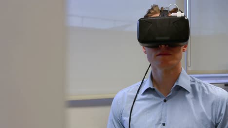 Mann-Benutzt-Oculus-Rift-Im-College