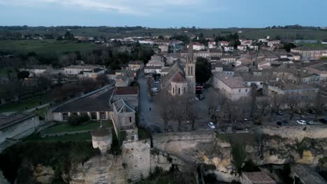 la iglesia principal, vista desde el aire, bourg-sur-gironde, francia - desde el aire