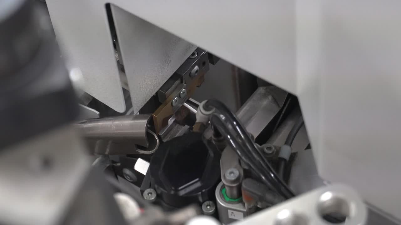 máquina de ensamblaje robótica automatizada en un entorno de fábrica