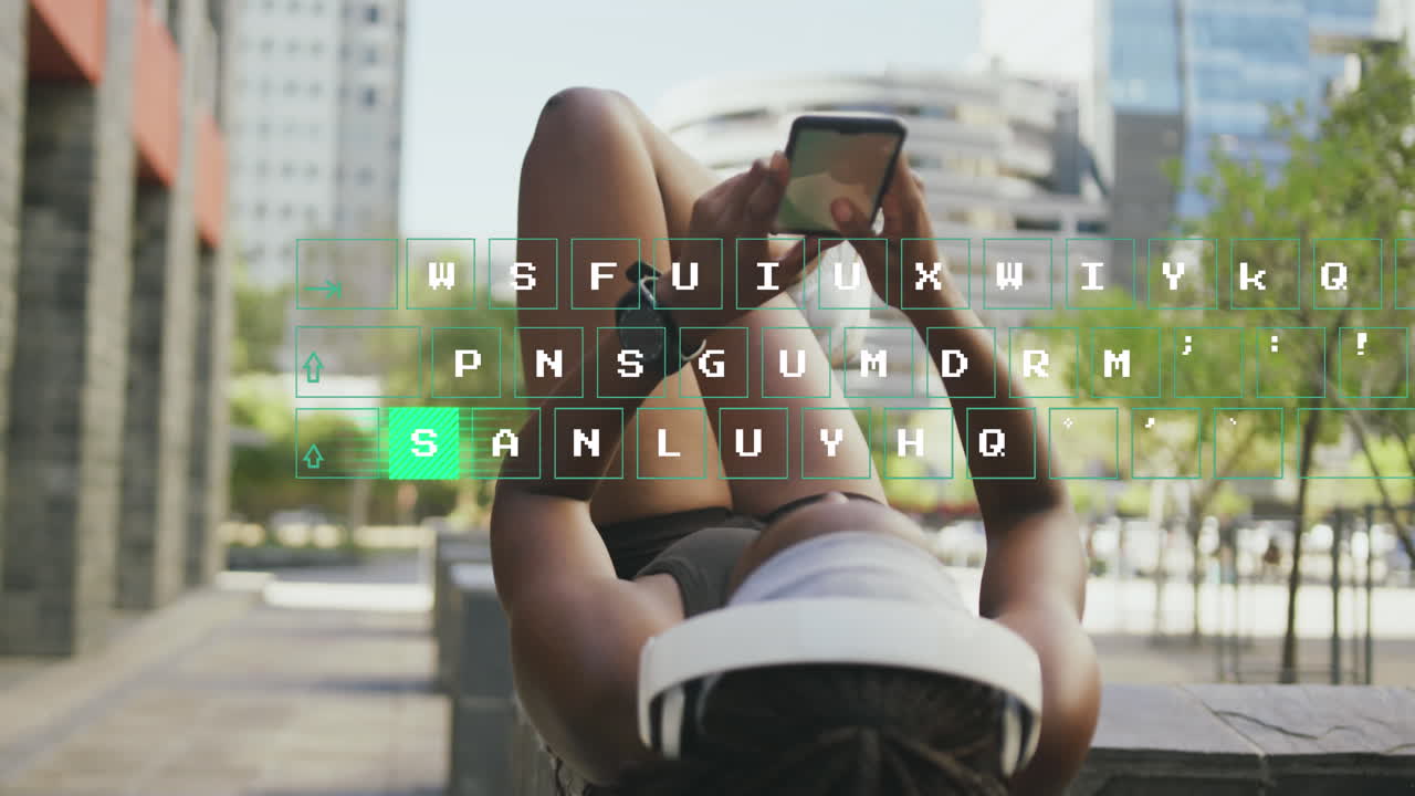 animación de procesamiento de datos sobre mujer afroamericana usando teléfono inteligente durante la carrera de la ciudad.