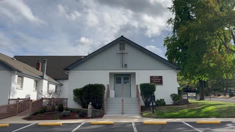 Kleine-Kirchenfassade-Von-Außen-Der-Grace-Lutheran-Church-In-Ashland,-Oregon,-USA