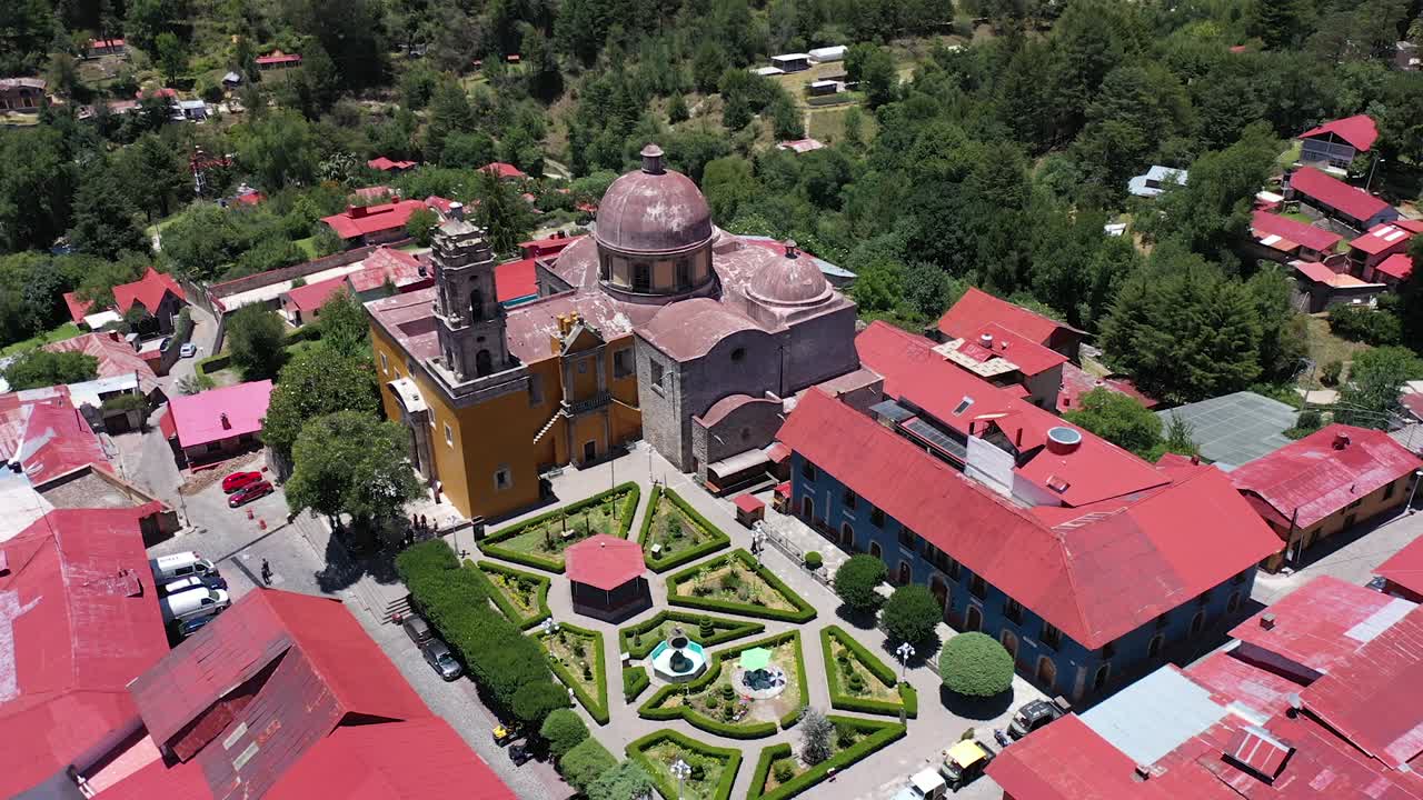 vista aérea del centro de mineral del chico, hidalgo, con la iglesia y el parque central con el quiosco en primer plano