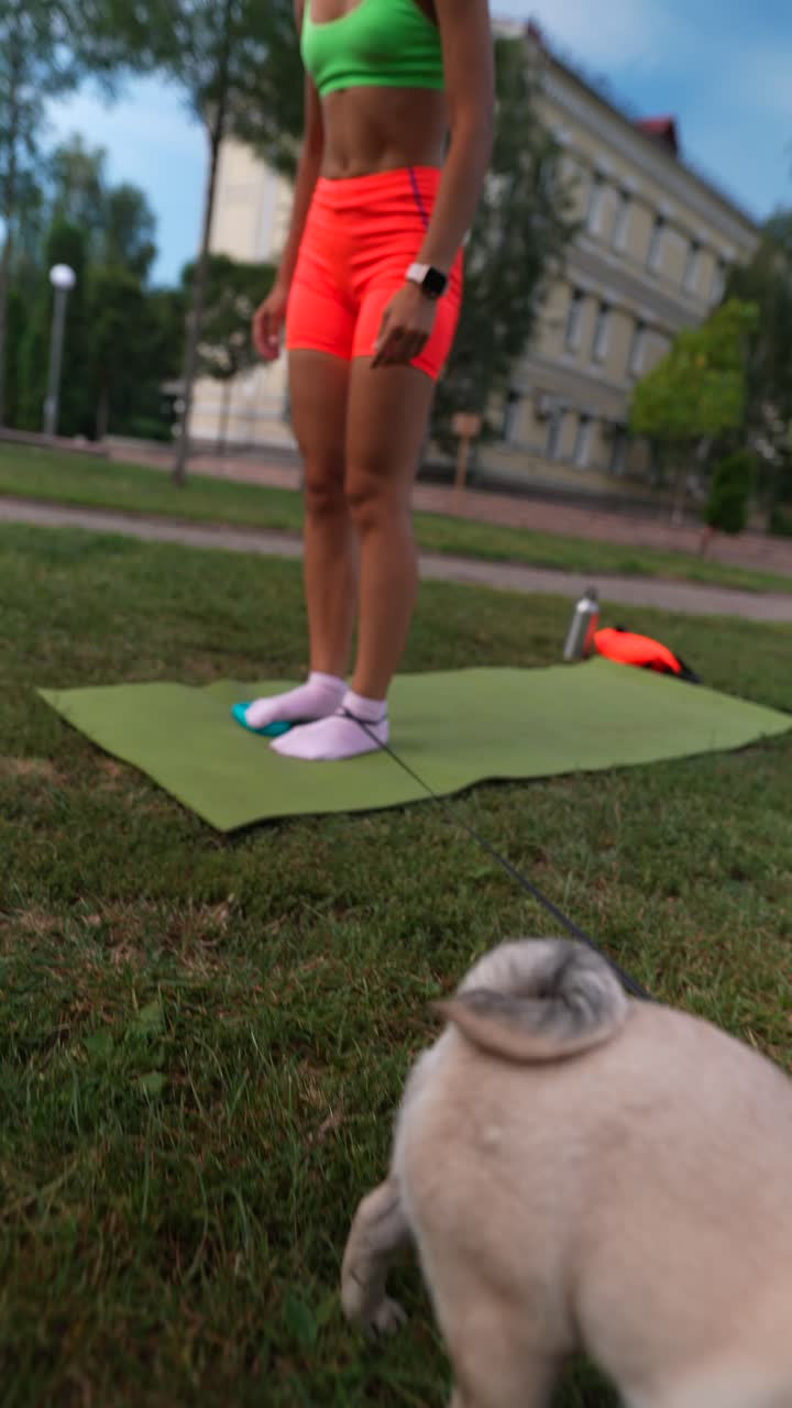 mujer haciendo ejercicio al aire libre con su pug