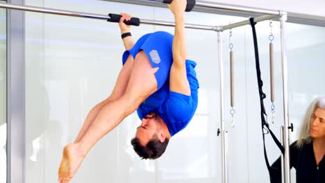 entrenador haciendo yoga 4k