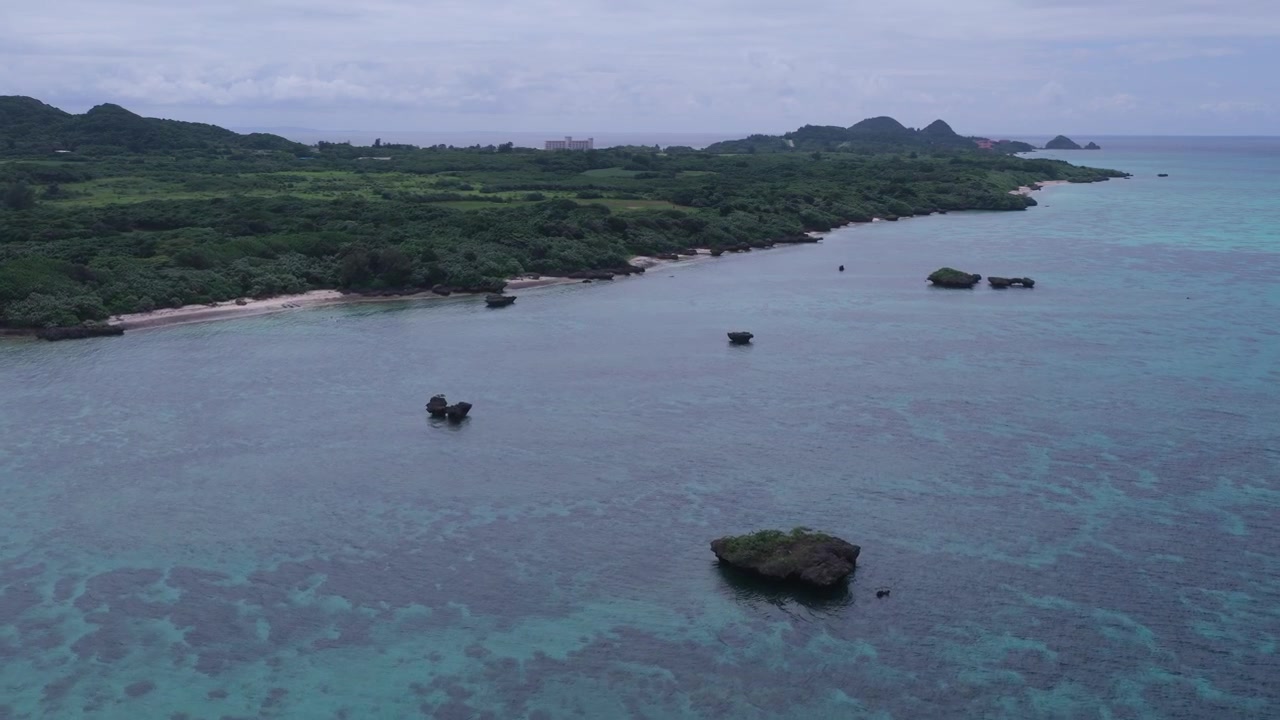 Filmato aereo orizzontale che avanza sopra la Baia di Kabira, il Club Med e la Spiaggia di Tabaga sull'isola di Ishigaki, Okinawa, Giappone.