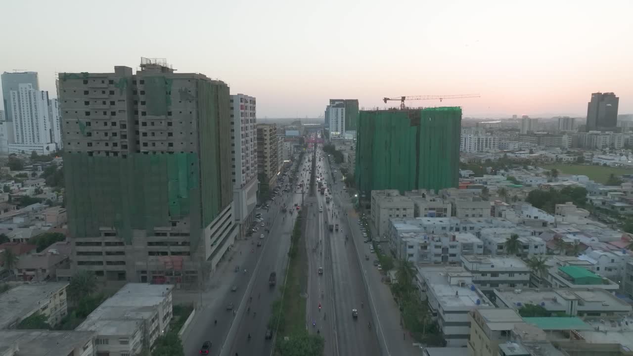 Toma aérea de una autopista que atraviesa Chorangi en Karachi, con apartamentos residenciales en construcción.